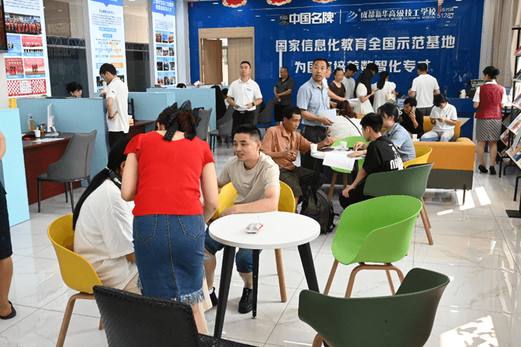 報讀手冊|2025級新生報名入學答疑解惑看這里